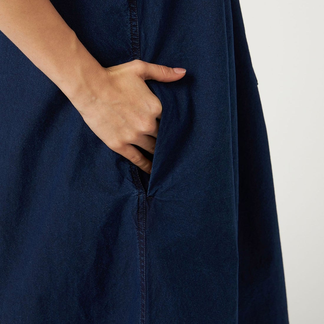 THE NORTH FACE PURPLE LABEL [ザ ノースフェイス パープルレーベル] コットンナイロンウェザー フィールドジャンパードレス [N26SF063] ID INDIGO &&モデル身長：165cm 着用サイズ：WS&&