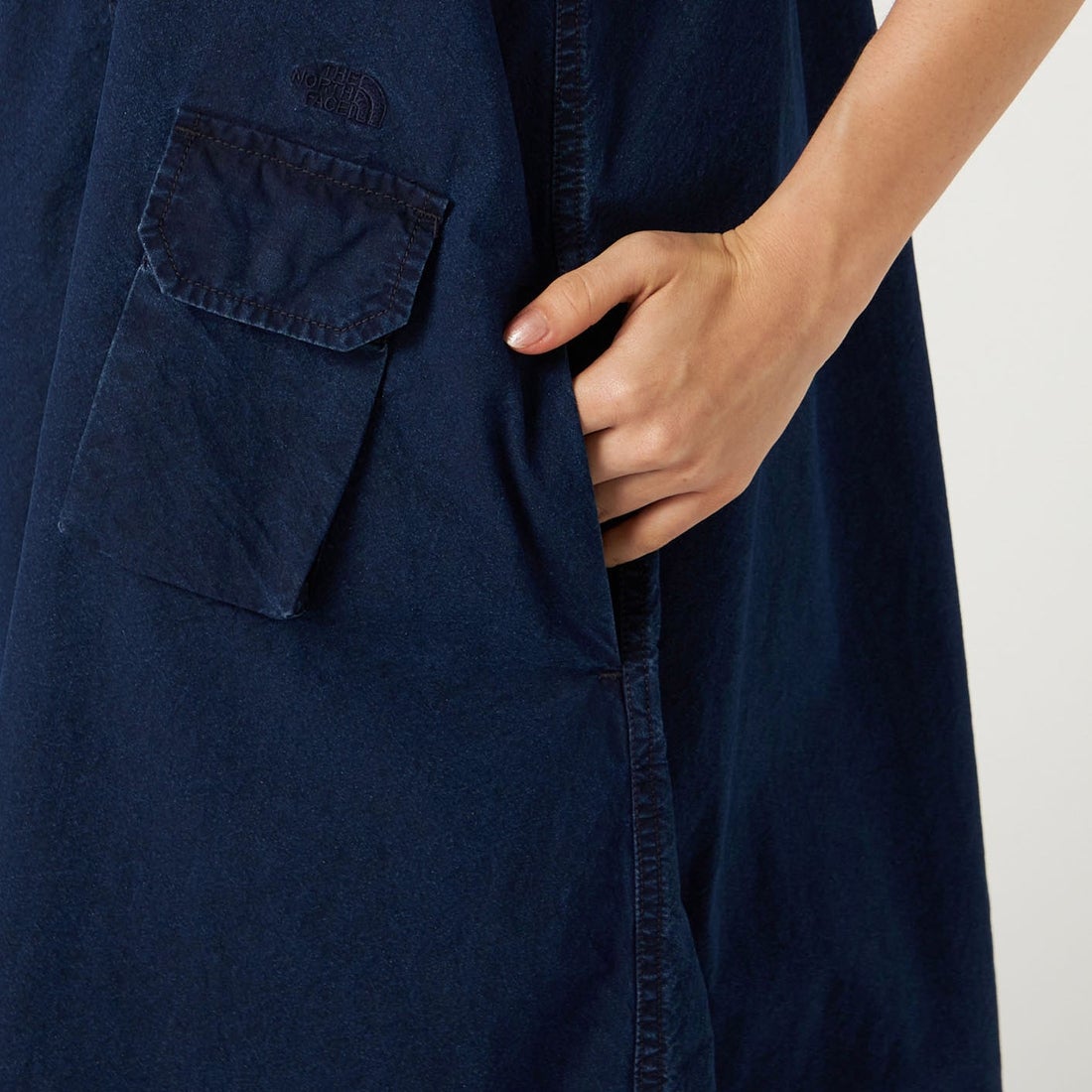 THE NORTH FACE PURPLE LABEL [ザ ノースフェイス パープルレーベル] コットンナイロンウェザー フィールドジャンパードレス [N26SF063] ID INDIGO &&モデル身長：165cm 着用サイズ：WS&&