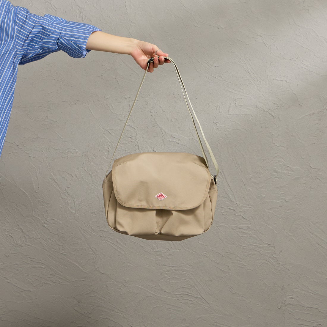 ダントンショルダーバッグ   ベージュ DANTON（ダントン）の「COTTON CANVAS SHOULDER BAG（ショルダーバッグ