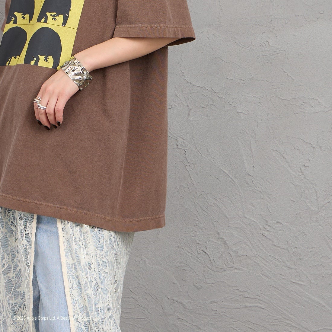 GOOD ROCK SPEED [グッドロックスピード] 別注 THE BEATLES ロックプリントTシャツ [INTN-061-JF] BROWN &&モデル身長：150cm 着用サイズ：M&&