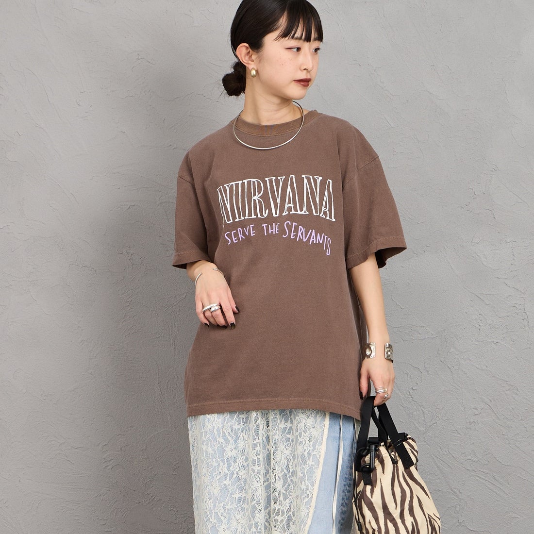 GOOD ROCK SPEED [グッドロックスピード] 別注 NIRVANA ロックプリントTシャツ [INTN-066-JF] BROWN &&モデル身長：150cm 着用サイズ：M&&