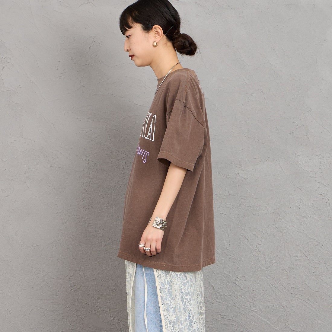 GOOD ROCK SPEED [グッドロックスピード] 別注 NIRVANA ロックプリントTシャツ [INTN-066-JF] BROWN &&モデル身長：150cm 着用サイズ：M&&OCK SPEED [グッドロックスピード] 別注 NIRVANA ロックプリントTシャツ [INTN-066-JF] BROWN