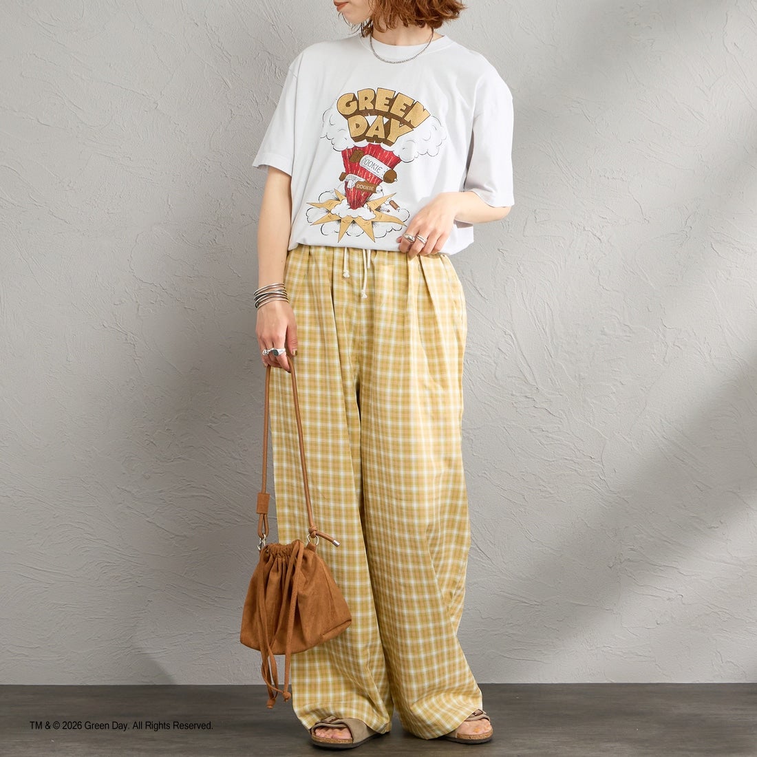 GOOD ROCK SPEED [グッドロックスピード] 別注 GREEN DAY ロックプリントTシャツ [INTN-065-JF] LT.GRAY &&モデル身長：158cm 着用サイズ：M&&CK SPEED [グッドロックスピード] 別注 GREEN DAY ロックプリントTシャツ [INTN-065-JF] LT.GRAY
