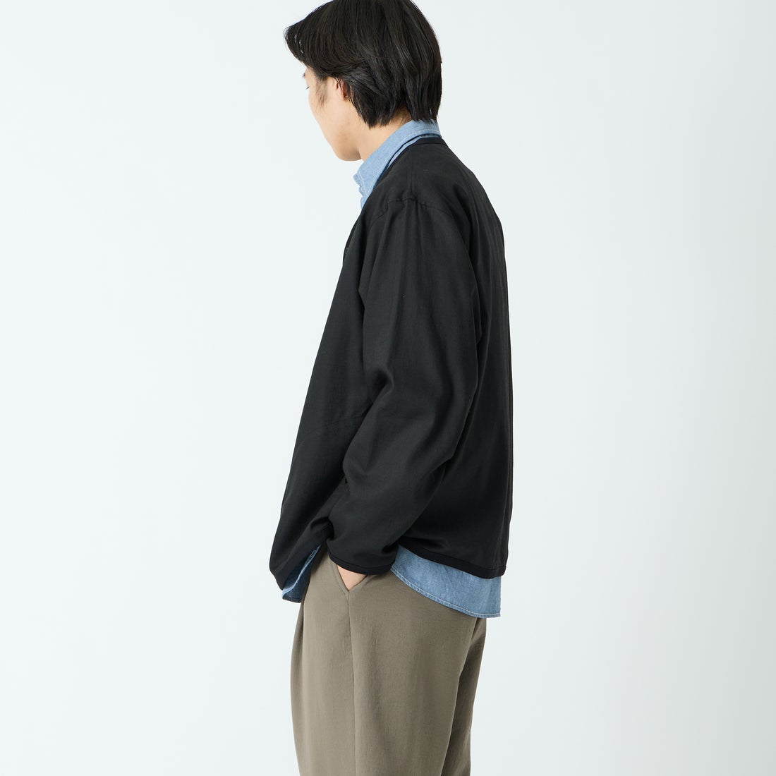 DANTON [ダントン] Vネック リネンシャツカーディガン [DT-B0350LIP] BLACK &&モデル身長：179cm 着用サイズ：42&&