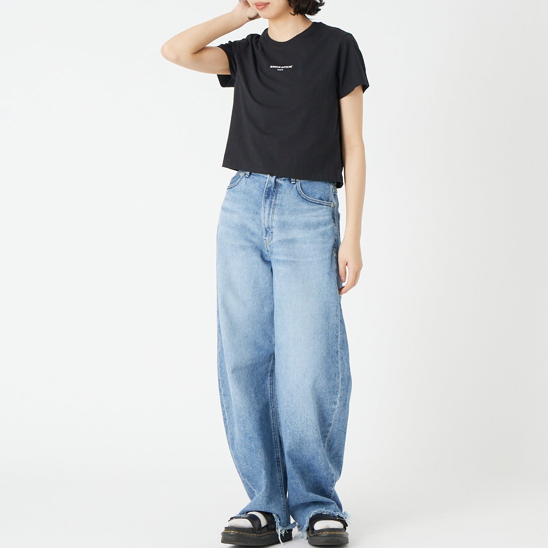 MAISON KITSUNE [メゾン キツネ] MAISON KITSUNE PARIS ベビーTシャツ [QW00100KJ7026] P199 BLACK &&モデル身長：162cm 着用サイズ：S&&