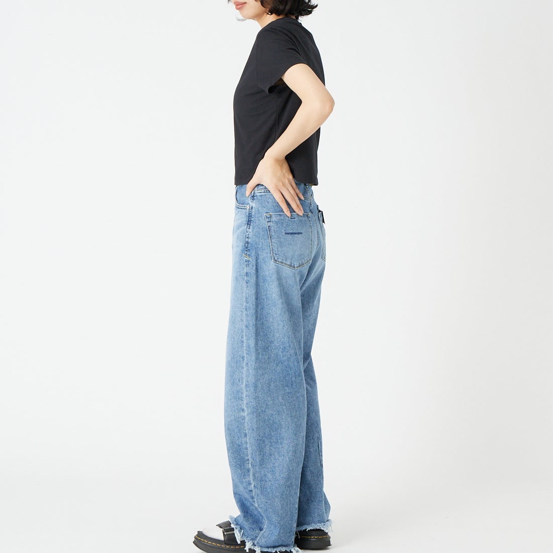 MAISON KITSUNE [メゾン キツネ] MAISON KITSUNE PARIS ベビーTシャツ [QW00100KJ7026] P199 BLACK &&モデル身長：162cm 着用サイズ：S&&