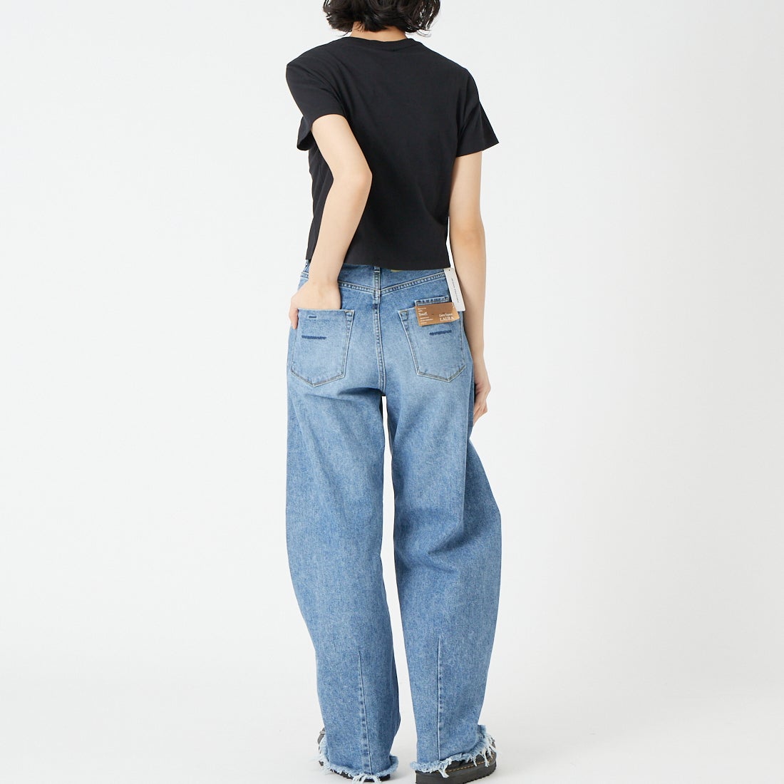 MAISON KITSUNE [メゾン キツネ] MAISON KITSUNE PARIS ベビーTシャツ [QW00100KJ7026] P199 BLACK &&モデル身長：162cm 着用サイズ：S&&