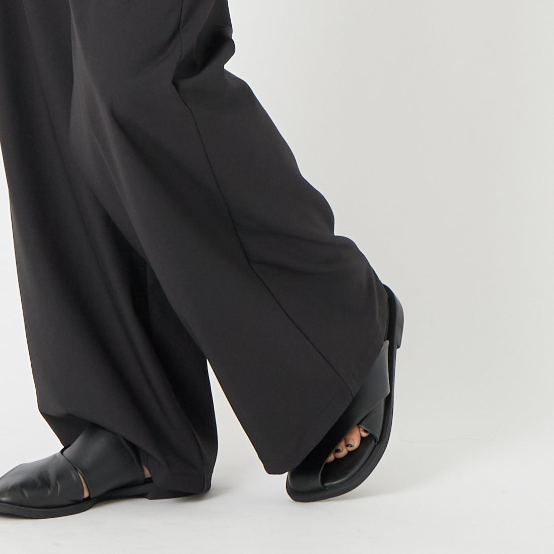 CLOCHE [クロシェ] ドライツイルワイドストレートパンツ [61286512] ﾌﾞﾗｯｸ &&モデル身長：162cm 着用サイズ：2&&