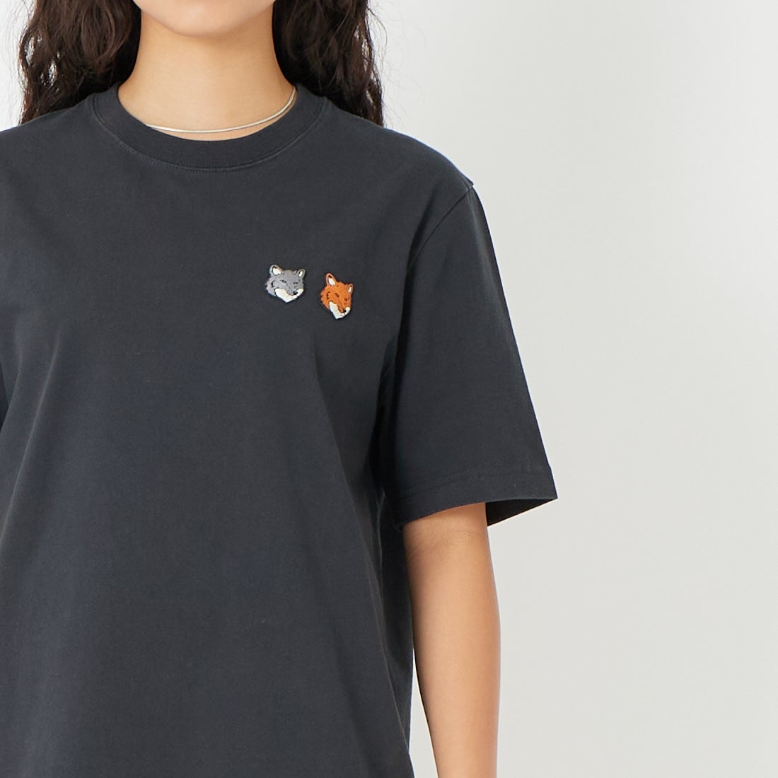 MAISON KITSUNE [メゾン キツネ] ダブルフォックスヘッド コンフォートTシャツ [OM011CFKJ7025] P190 ANTHR &&モデル身長：162cm 着用サイズ：XS&&