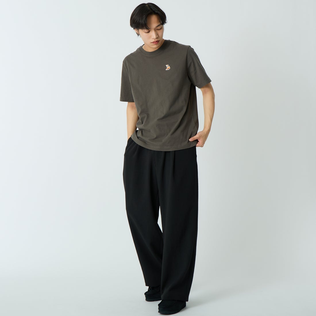 MAISON KITSUNE [メゾン キツネ] ドリーミングフォックス コンフォートTシャツ [QM00102KJ7026] 0453 BELUG &&モデル身長：179cm 着用サイズ：M&&