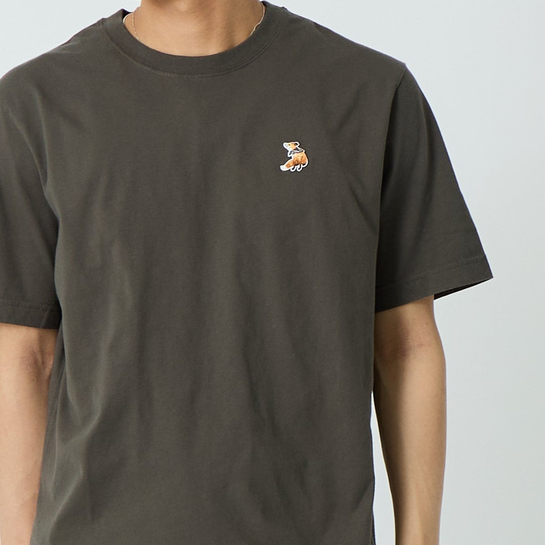 MAISON KITSUNE [メゾン キツネ] ドリーミングフォックス コンフォートTシャツ [QM00102KJ7026] 0453 BELUG &&モデル身長：179cm 着用サイズ：M&&