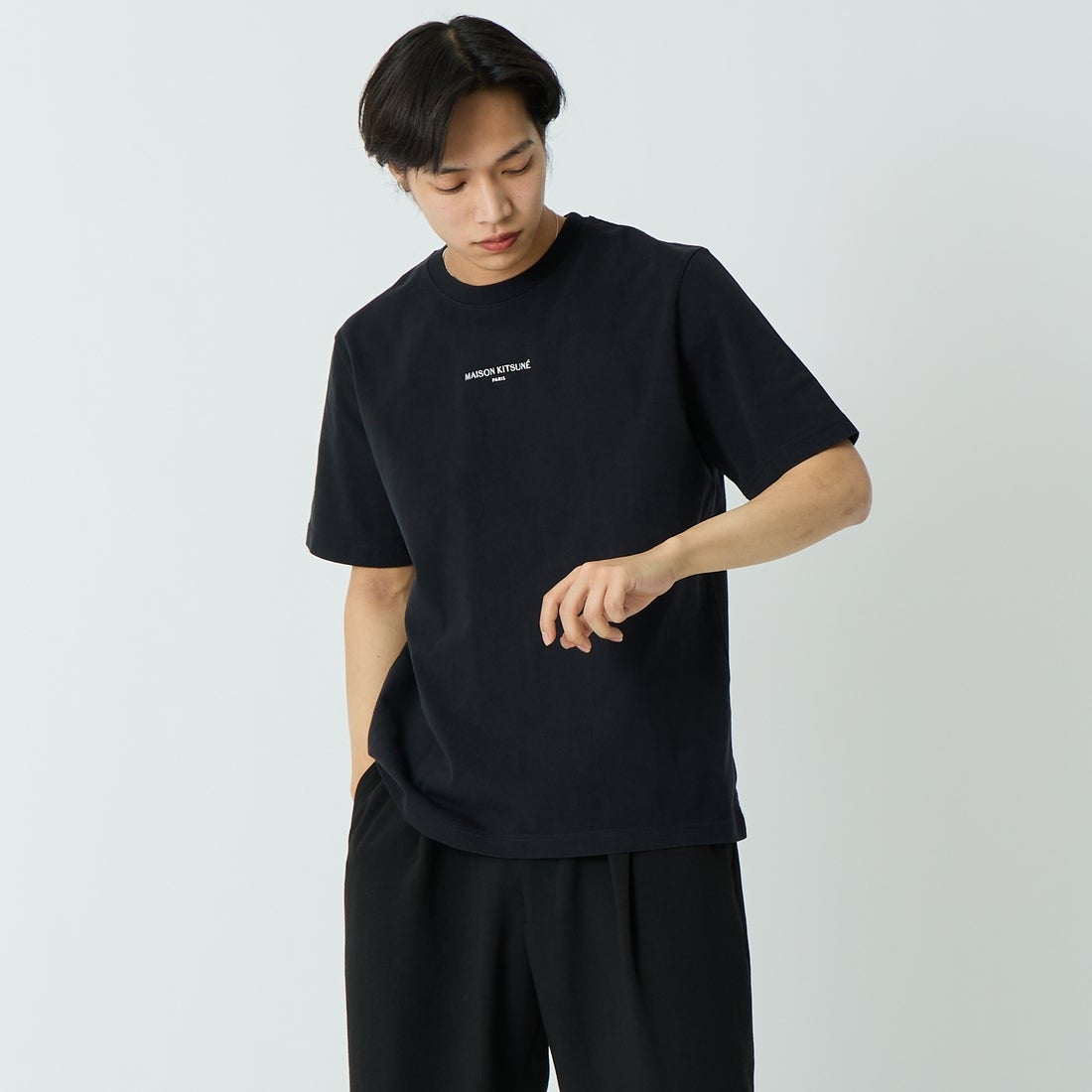 MAISON KITSUNE [メゾン キツネ] MAISON KITSUNE PARIS コンフォートTシャツ [QM00100KJ7025] P199 BLACK &&モデル身長：179cm 着用サイズ：M&&