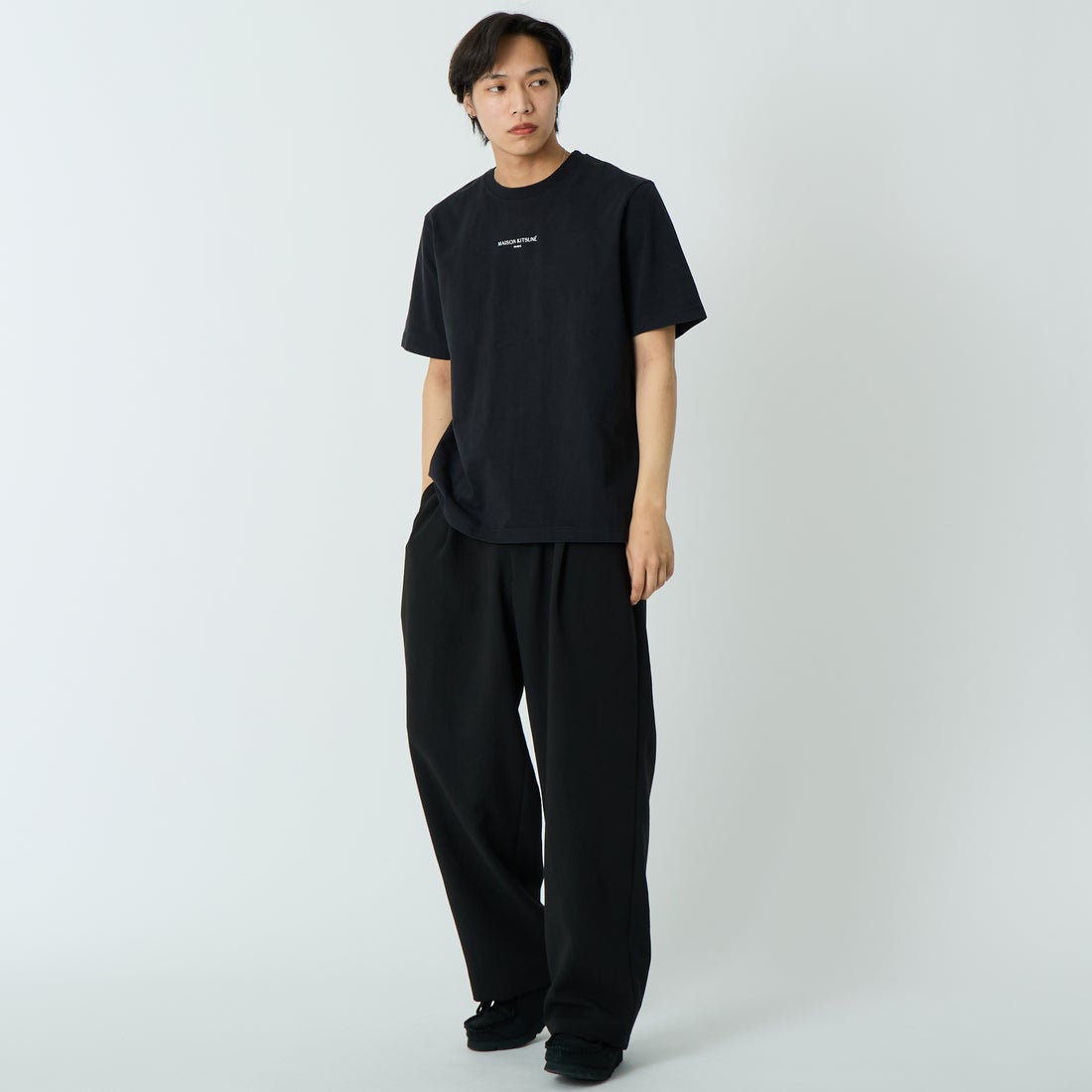 MAISON KITSUNE [メゾン キツネ] MAISON KITSUNE PARIS コンフォートTシャツ [QM00100KJ7025] P199 BLACK &&モデル身長：179cm 着用サイズ：M&&
