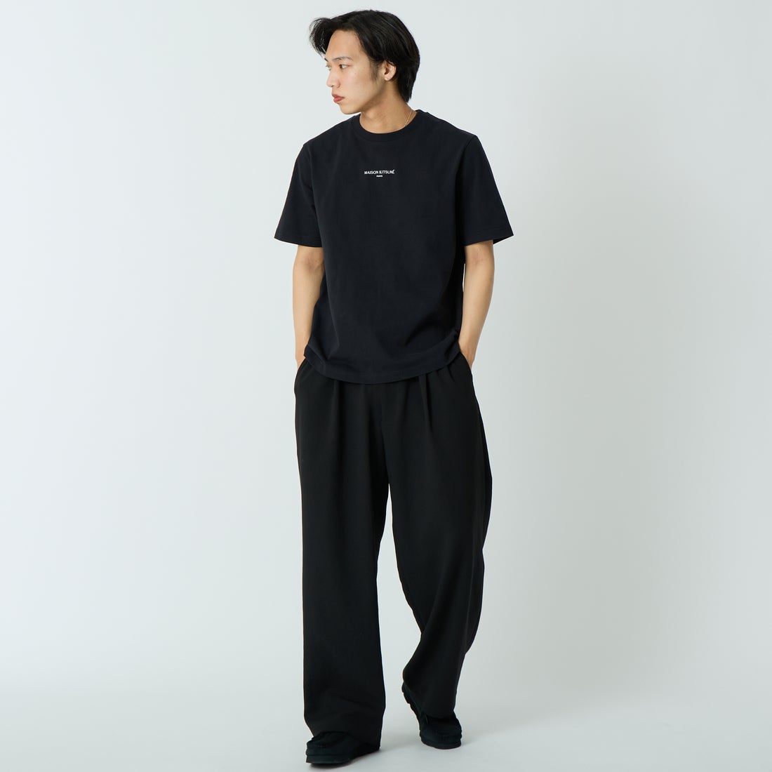 MAISON KITSUNE [メゾン キツネ] MAISON KITSUNE PARIS コンフォートTシャツ [QM00100KJ7025] P199 BLACK &&モデル身長：179cm 着用サイズ：M&&