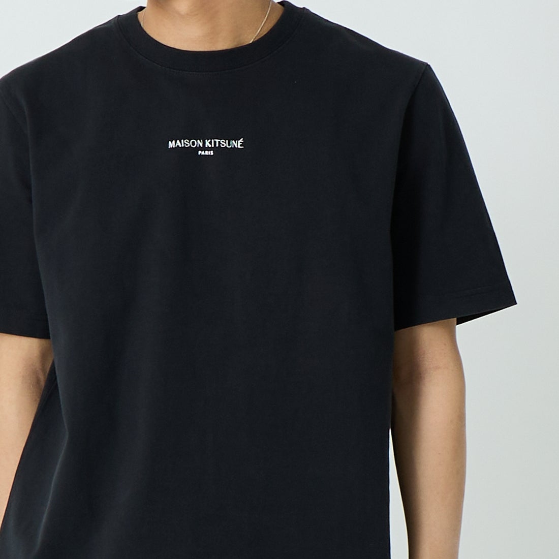 MAISON KITSUNE [メゾン キツネ] MAISON KITSUNE PARIS コンフォートTシャツ [QM00100KJ7025] P199 BLACK &&モデル身長：179cm 着用サイズ：M&&