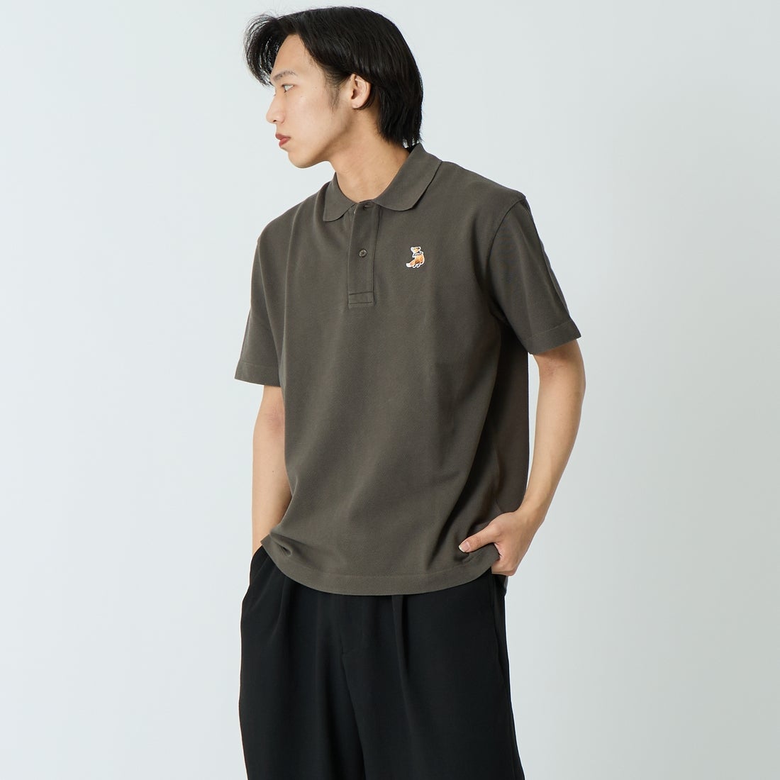 MAISON KITSUNE [メゾン キツネ] ドリーミングフォックス コンフォートポロシャツ [QM00201KP0001] 0453 BELUG &&モデル身長：179cm 着用サイズ：M&&