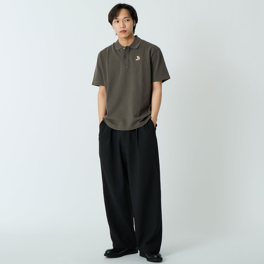 MAISON KITSUNE [メゾン キツネ] ドリーミングフォックス コンフォートポロシャツ [QM00201KP0001] 0453 BELUG &&モデル身長：179cm 着用サイズ：M&&