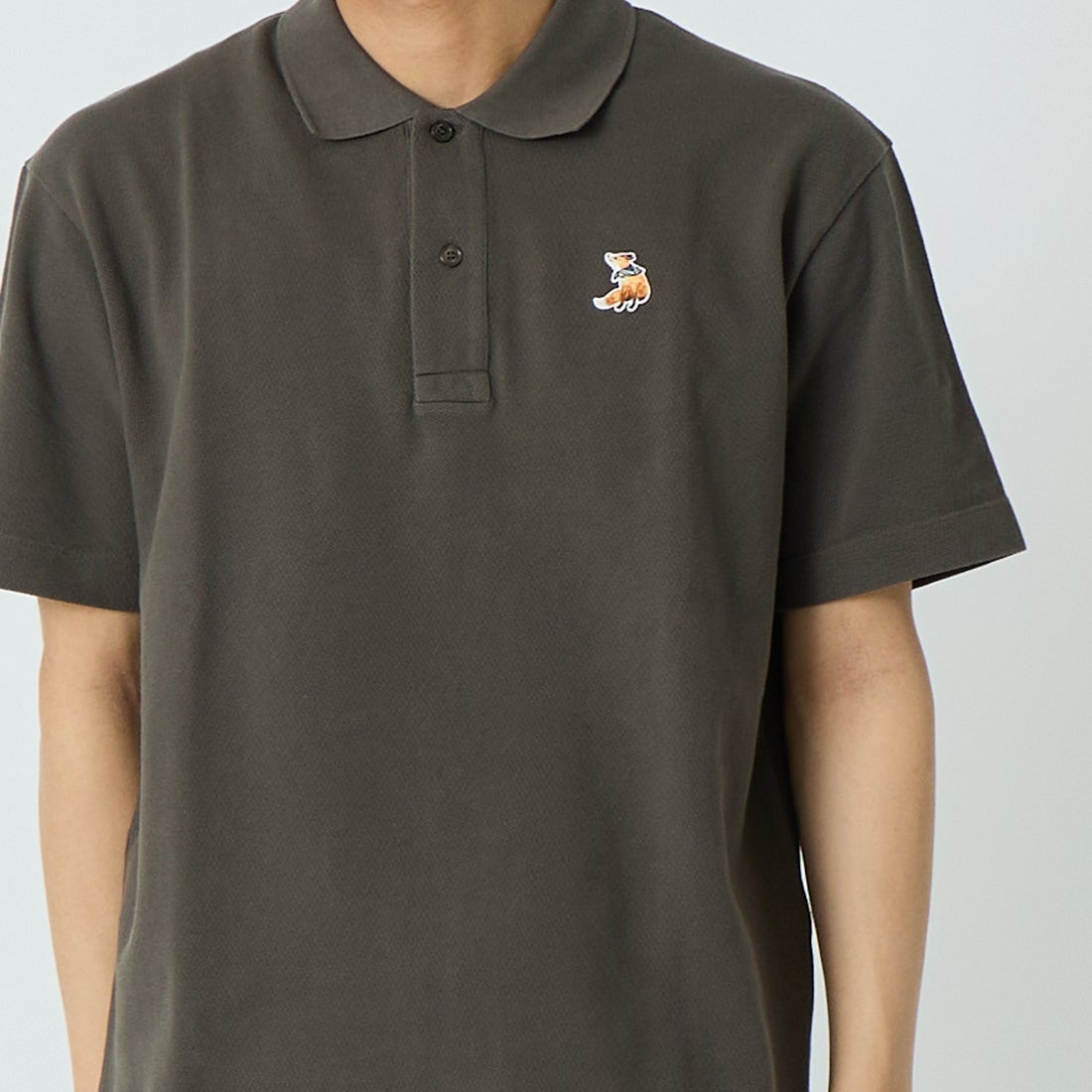 MAISON KITSUNE [メゾン キツネ] ドリーミングフォックス コンフォートポロシャツ [QM00201KP0001] 0453 BELUG &&モデル身長：179cm 着用サイズ：M&&