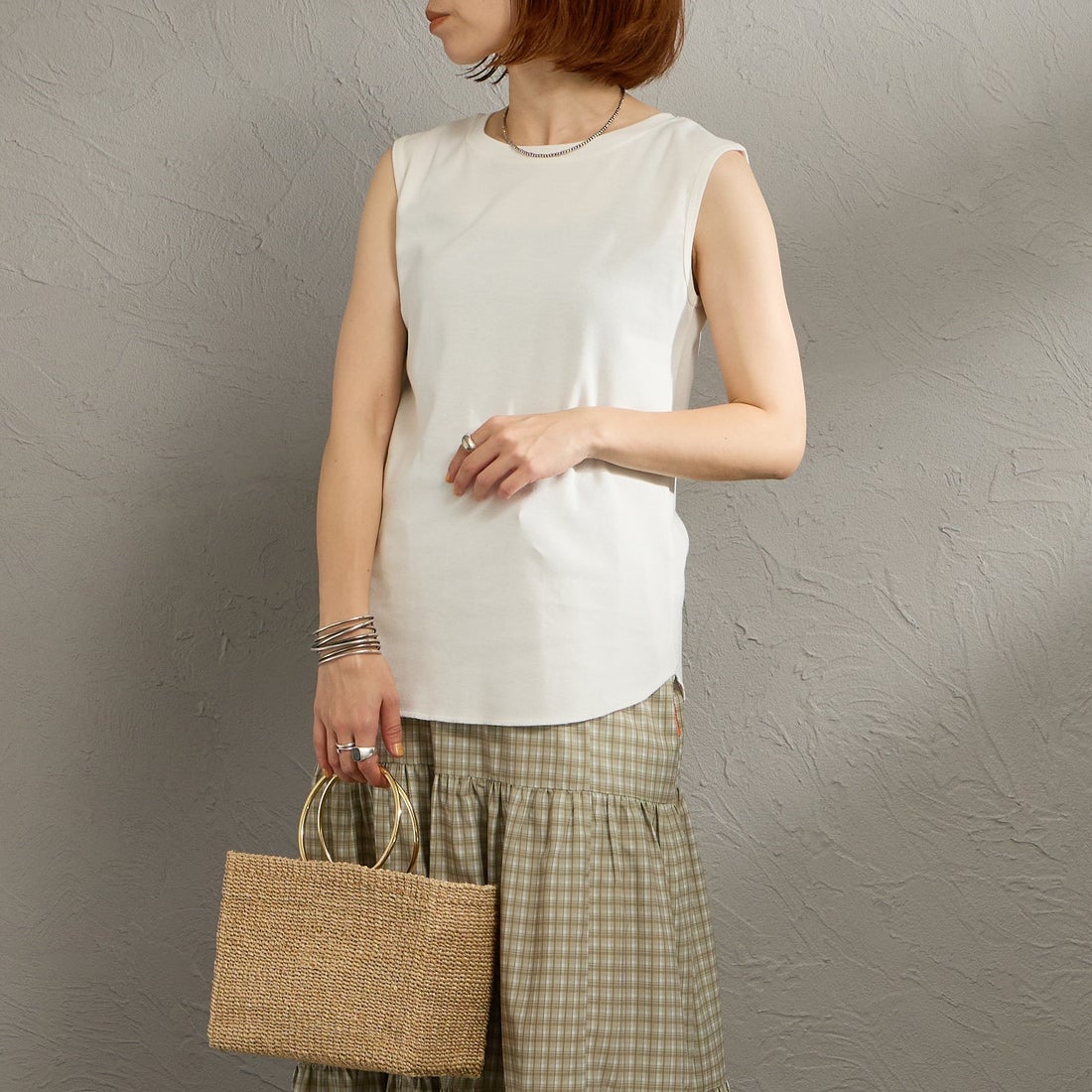 Hanes [ヘインズ] スリーブレスTシャツ [HM3-D103] 020 OFF WH &&モデル身長：158cm 着用サイズ：F&&