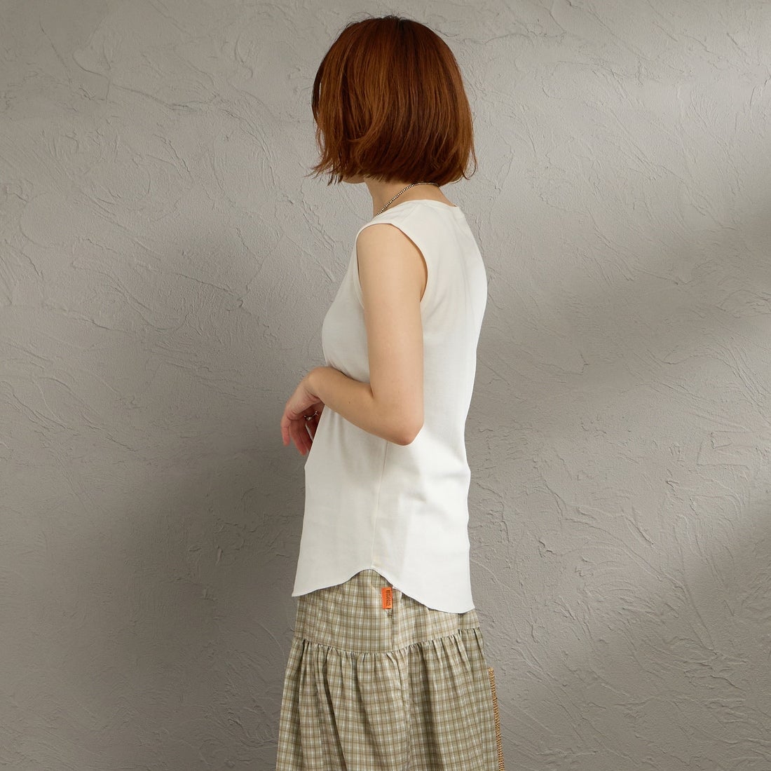 Hanes [ヘインズ] スリーブレスTシャツ [HM3-D103] 020 OFF WH &&モデル身長：158cm 着用サイズ：F&&