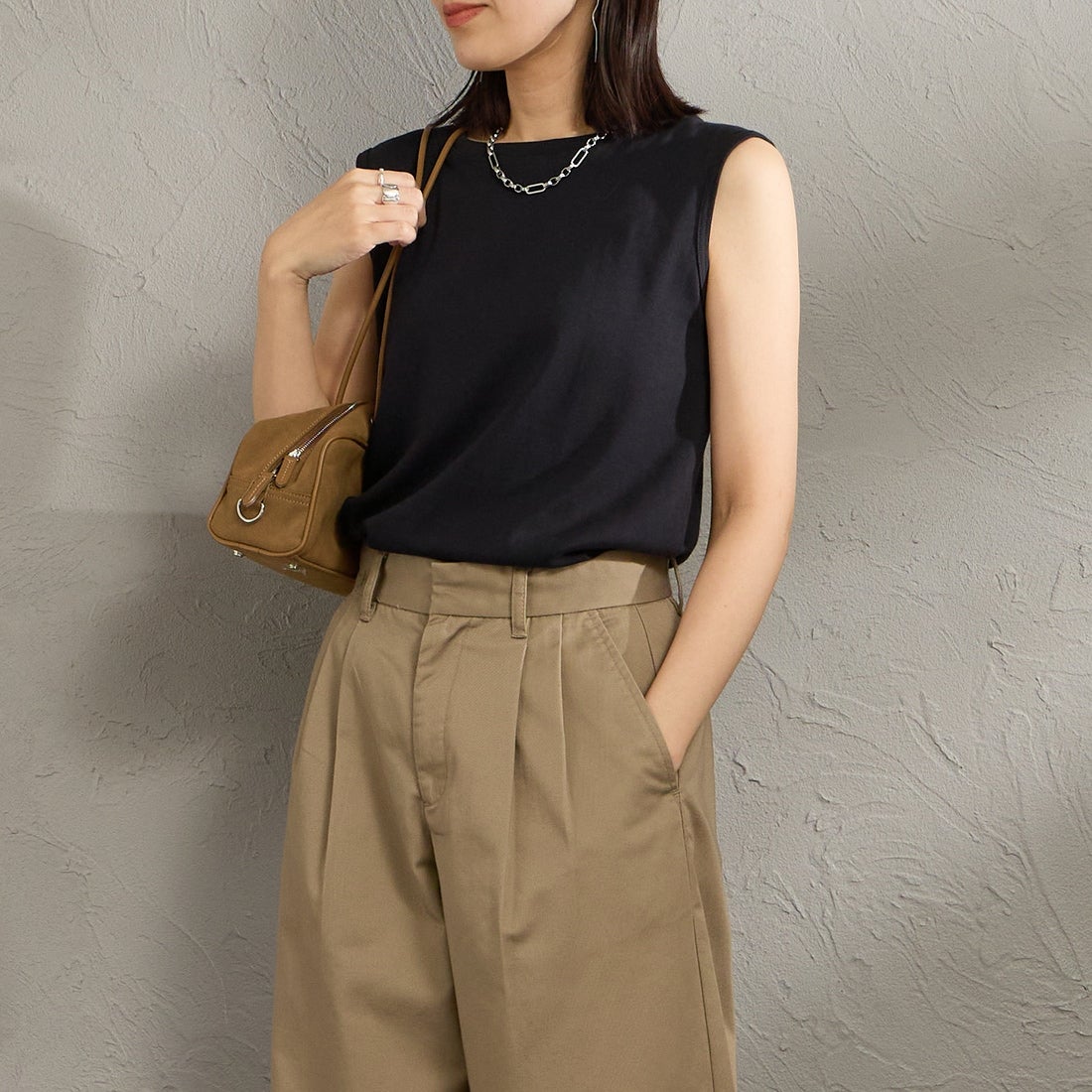 Hanes [ヘインズ] スリーブレスTシャツ [HM3-D103] 090 BLACK &&モデル身長：160cm 着用サイズ：F&&