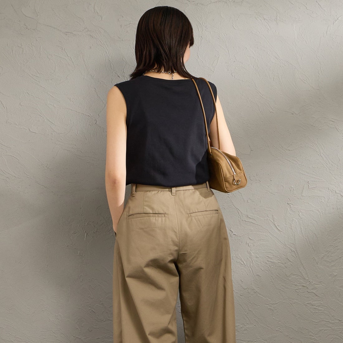 Hanes [ヘインズ] スリーブレスTシャツ [HM3-D103] 090 BLACK &&モデル身長：160cm 着用サイズ：F&&