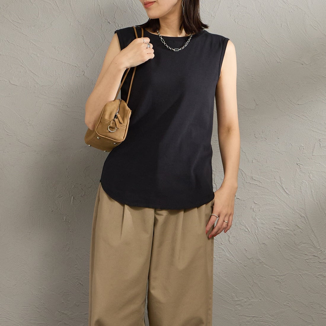 Hanes [ヘインズ] スリーブレスTシャツ [HM3-D103] 090 BLACK &&モデル身長：160cm 着用サイズ：F&&
