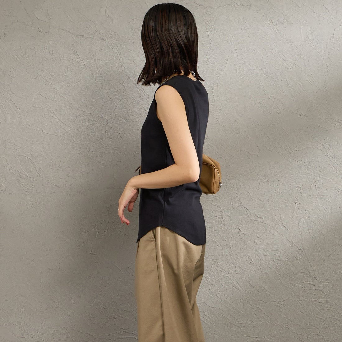 Hanes [ヘインズ] スリーブレスTシャツ [HM3-D103] 090 BLACK &&モデル身長：160cm 着用サイズ：F&&