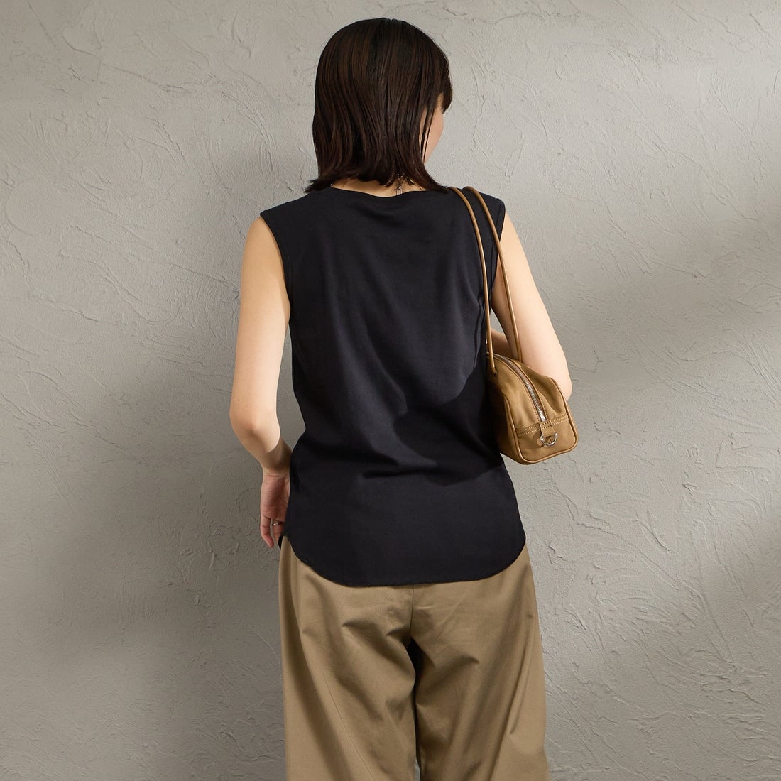Hanes [ヘインズ] スリーブレスTシャツ [HM3-D103] 090 BLACK &&モデル身長：160cm 着用サイズ：F&&