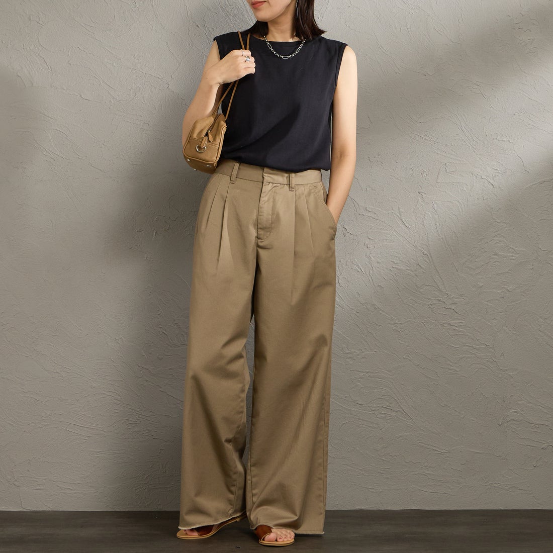 Hanes [ヘインズ] スリーブレスTシャツ [HM3-D103] 090 BLACK &&モデル身長：160cm 着用サイズ：F&&
