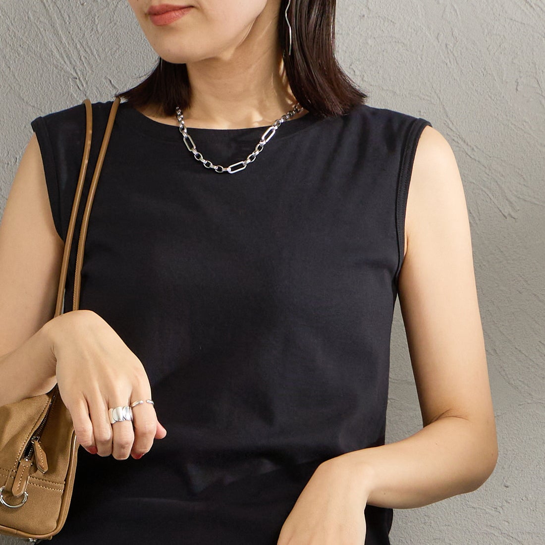 Hanes [ヘインズ] スリーブレスTシャツ [HM3-D103] 090 BLACK &&モデル身長：160cm 着用サイズ：F&&