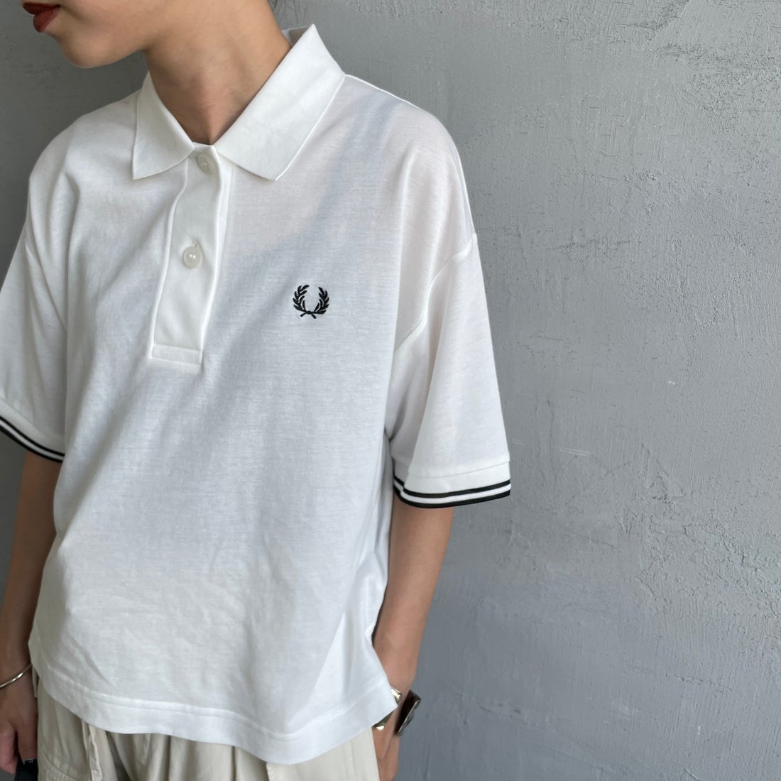FRED PERRY [フレッドペリー] シアーティップポロシャツ [G2174] 129 SNOW &&モデル身長：150cm 着用サイズ：10&& [フレッドペリー] シアーティップポロシャツ [G2174] 608 NAVY
