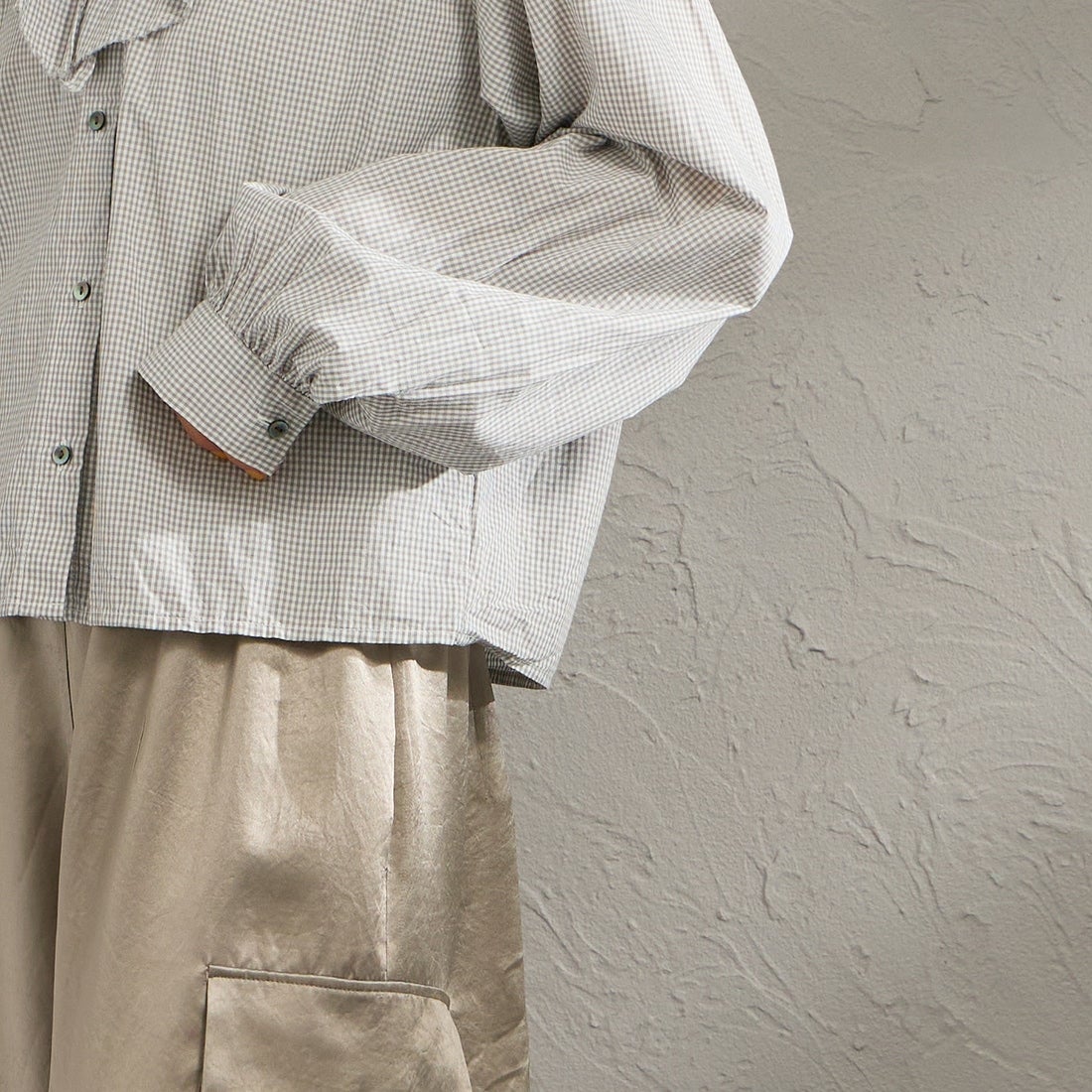 mizuiro ind [ミズイロインド] チェックフリルギャザーカラーシャツ [1-230152] 91 GRAY &&モデル身長：158cm 着用サイズ：F&&