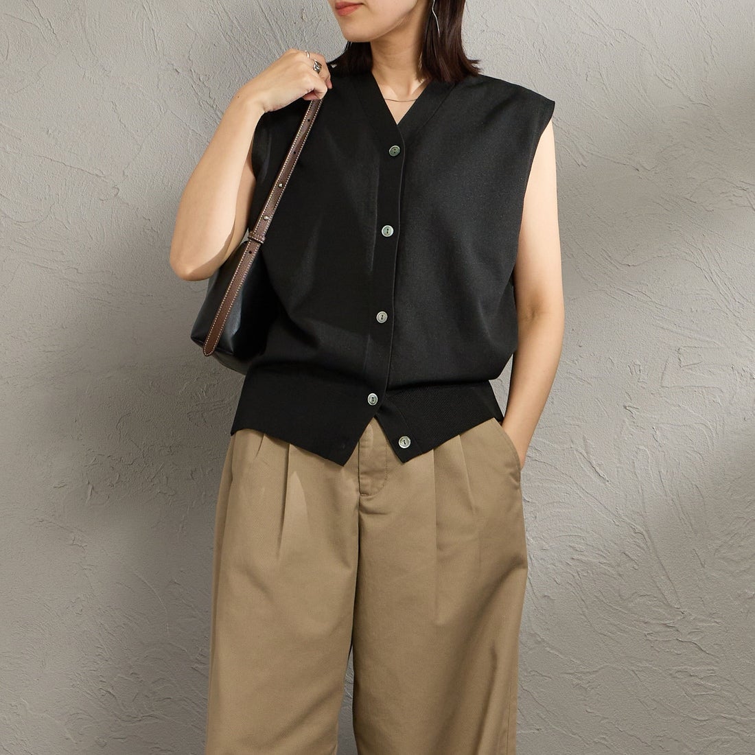 mizuiro ind [ミズイロインド] Vネックベスト [1-220070] 99 BLACK &&モデル身長：160cm 着用サイズ：F&&