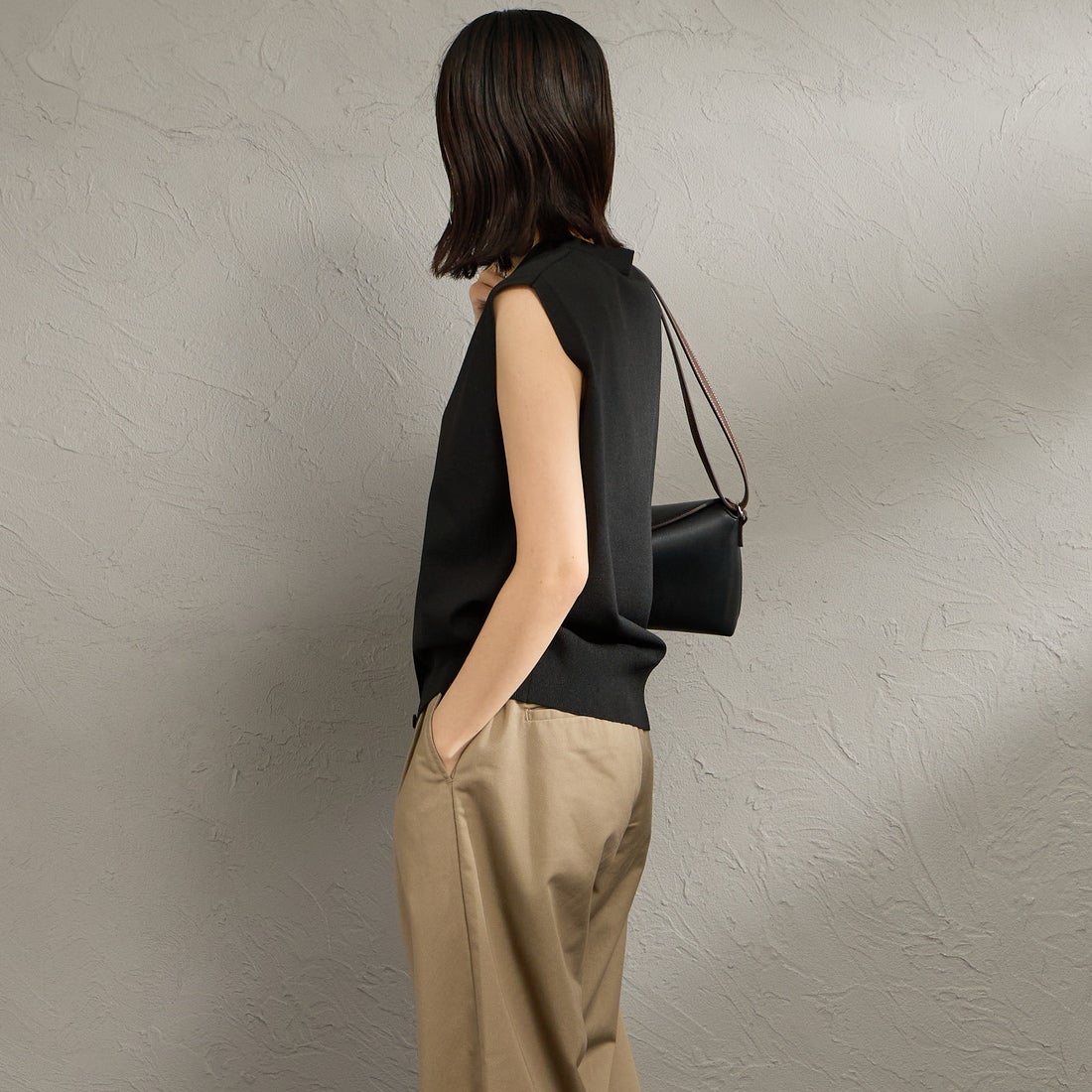 mizuiro ind [ミズイロインド] Vネックベスト [1-220070] 99 BLACK &&モデル身長：160cm 着用サイズ：F&&