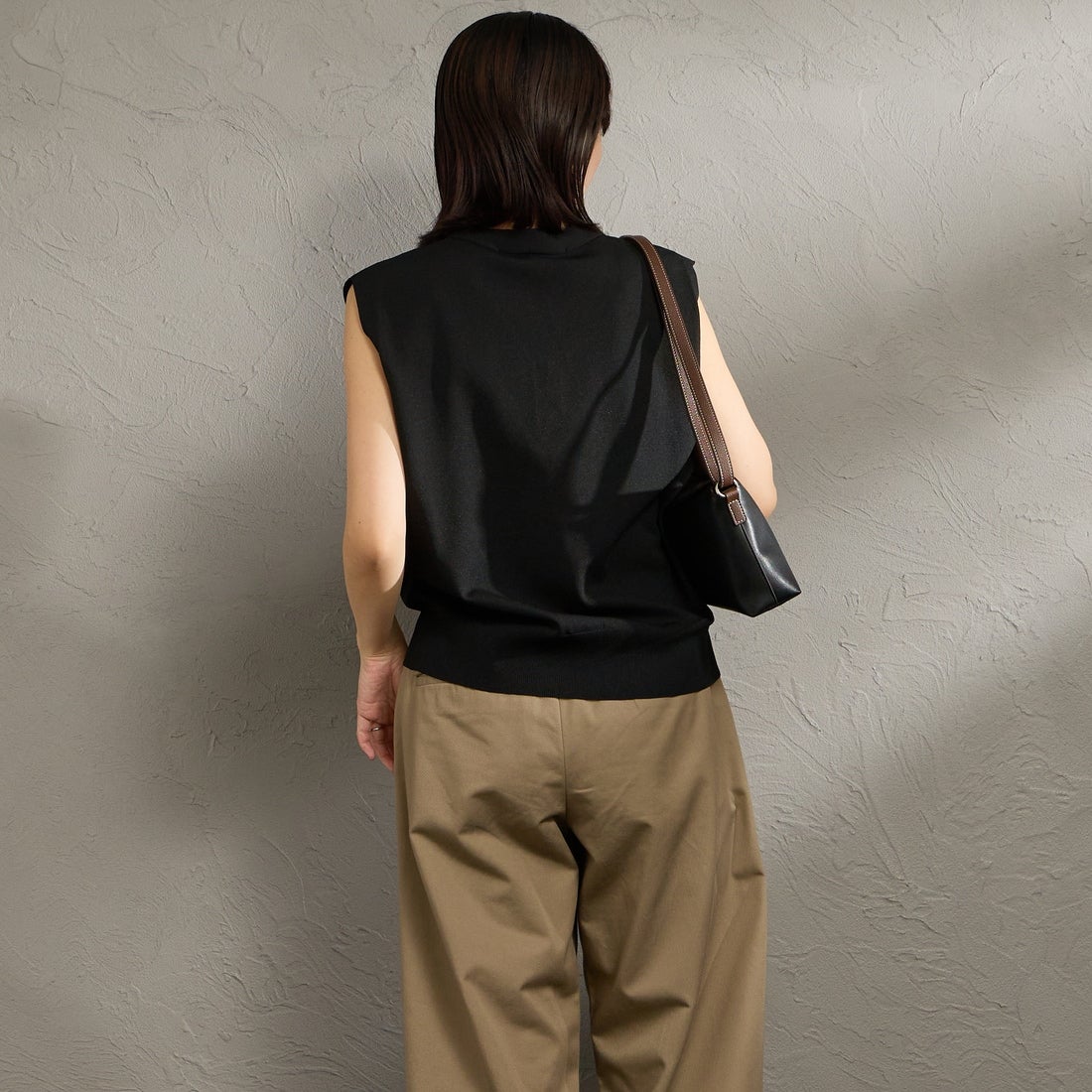 mizuiro ind [ミズイロインド] Vネックベスト [1-220070] 99 BLACK &&モデル身長：160cm 着用サイズ：F&&