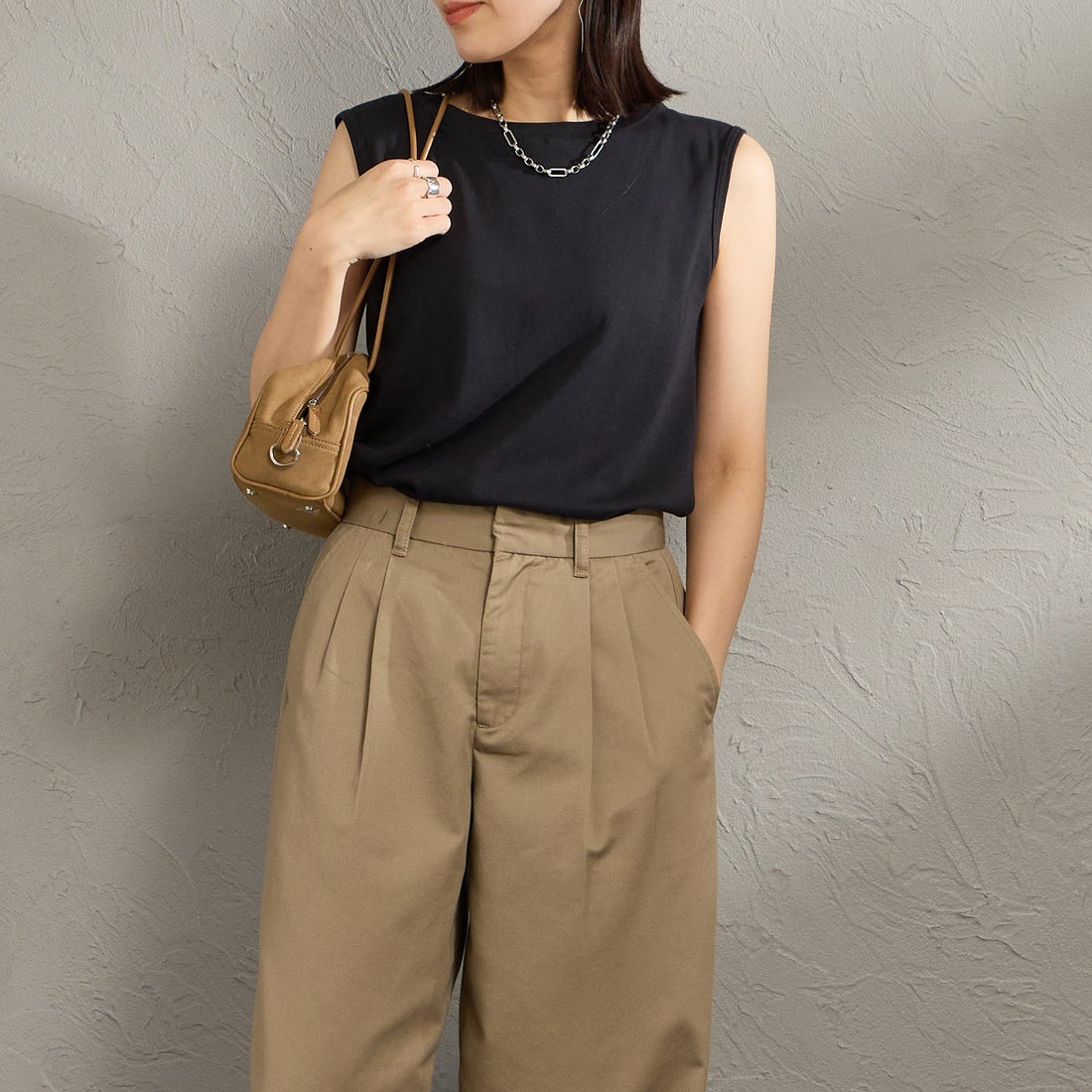 mizuiro ind [ミズイロインド] Vネックベスト [1-220070] 99 BLACK &&モデル身長：160cm 着用サイズ：F&&