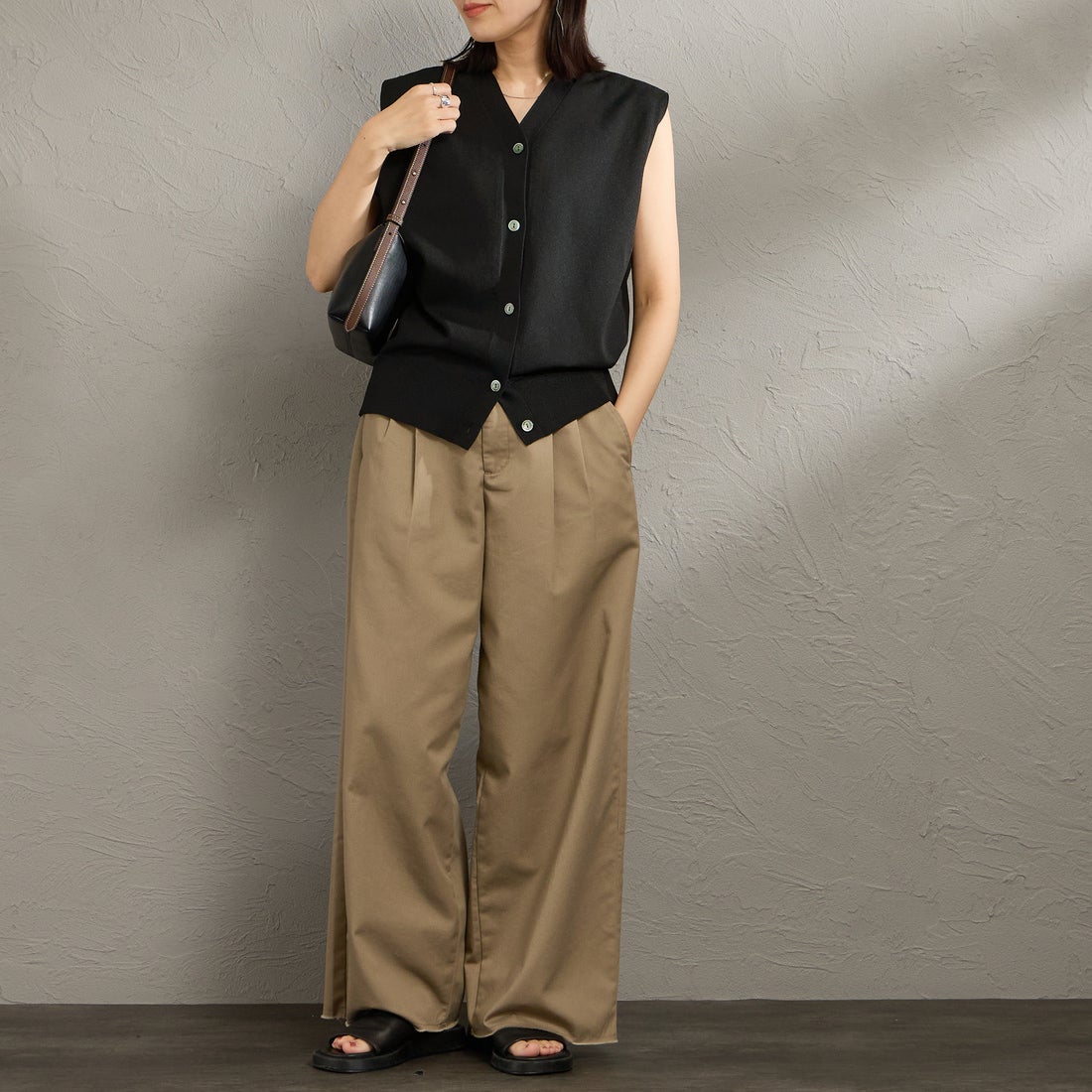 mizuiro ind [ミズイロインド] Vネックベスト [1-220070] 99 BLACK &&モデル身長：160cm 着用サイズ：F&&