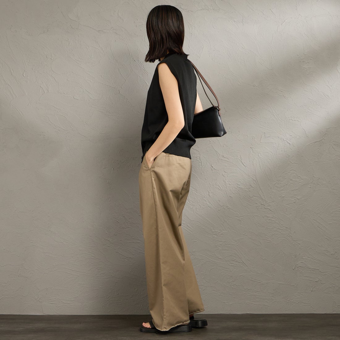 mizuiro ind [ミズイロインド] Vネックベスト [1-220070] 99 BLACK &&モデル身長：160cm 着用サイズ：F&&