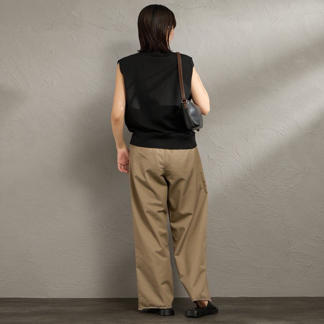 mizuiro ind [ミズイロインド] Vネックベスト [1-220070] 99 BLACK &&モデル身長：160cm 着用サイズ：F&&