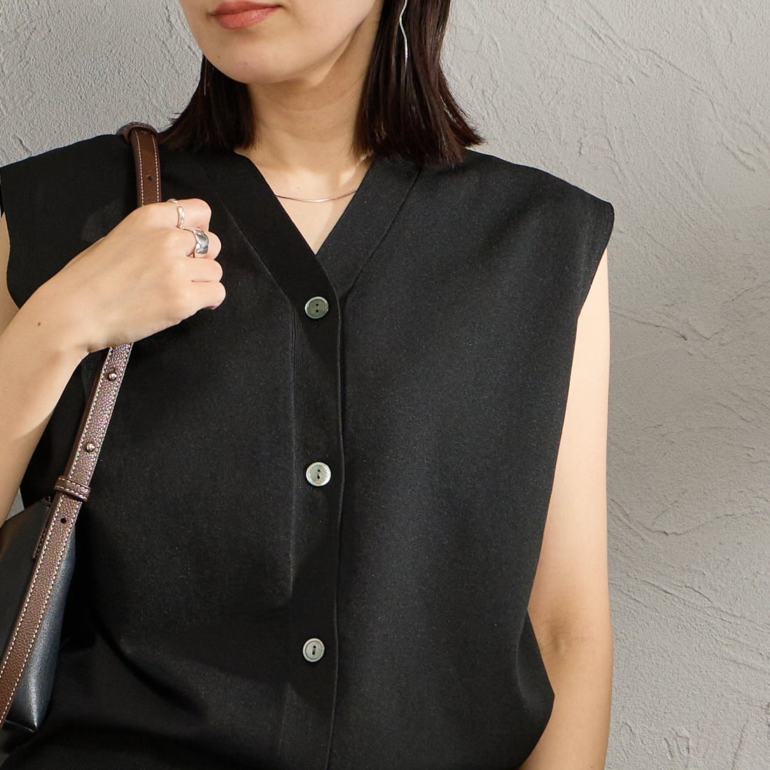 mizuiro ind [ミズイロインド] Vネックベスト [1-220070] 99 BLACK &&モデル身長：160cm 着用サイズ：F&&