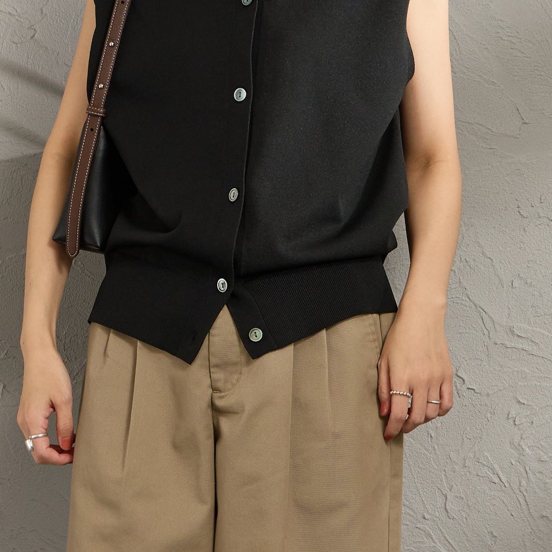 mizuiro ind [ミズイロインド] Vネックベスト [1-220070] 99 BLACK &&モデル身長：160cm 着用サイズ：F&&