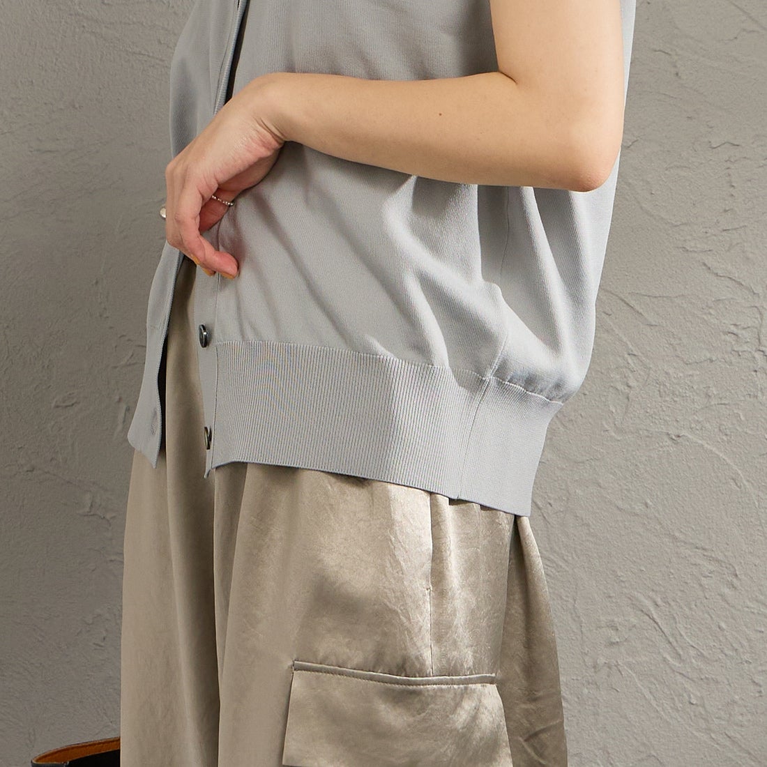 mizuiro ind [ミズイロインド] Vネックベスト [1-220070] 90 L.GRAY &&モデル身長：158cm 着用サイズ：F&&