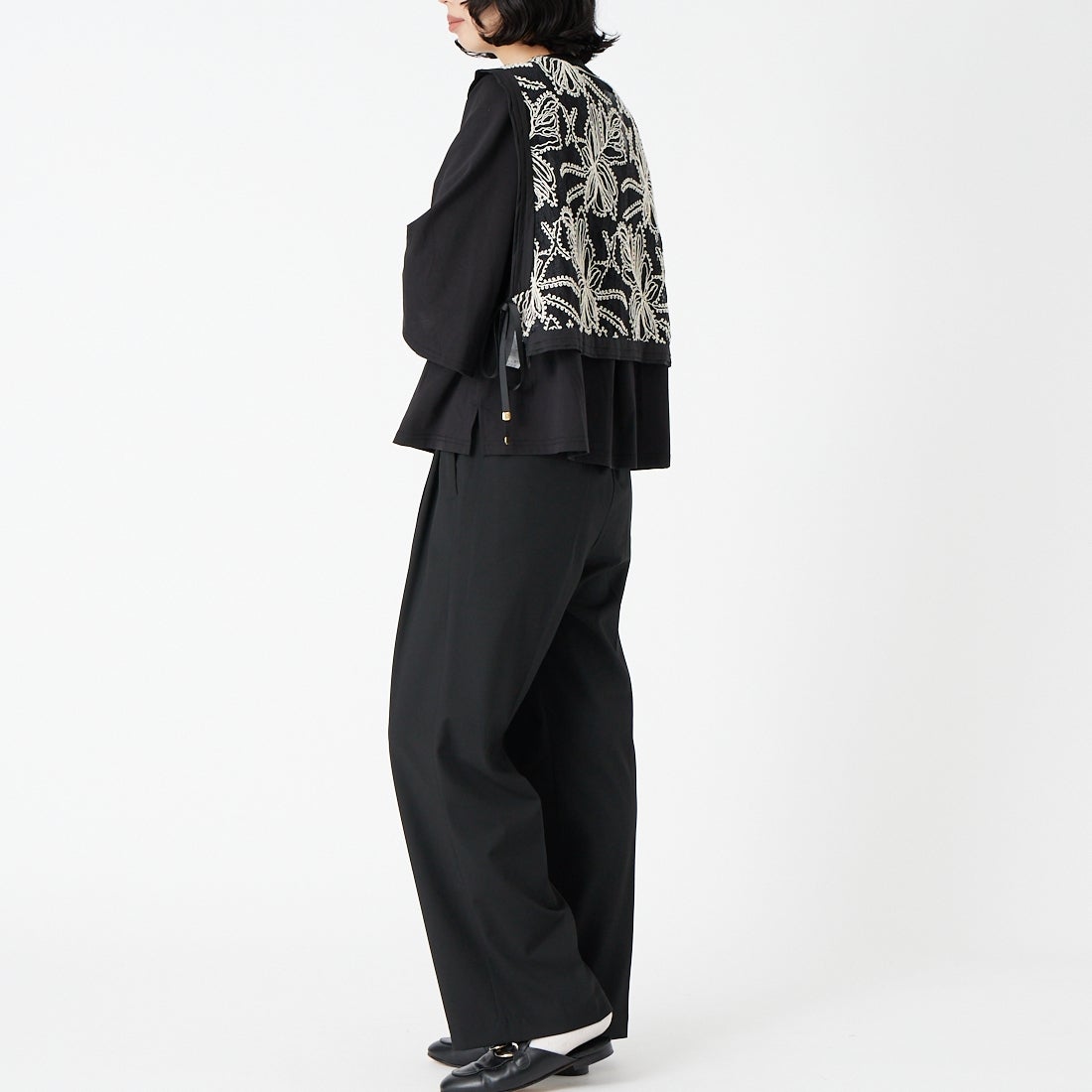 DIGNITE COLLIER [ディニテコリエ] レースベスト [80267107] 004 ﾌﾞﾗｯｸ &&モデル身長：162cm 着用サイズ：F&&