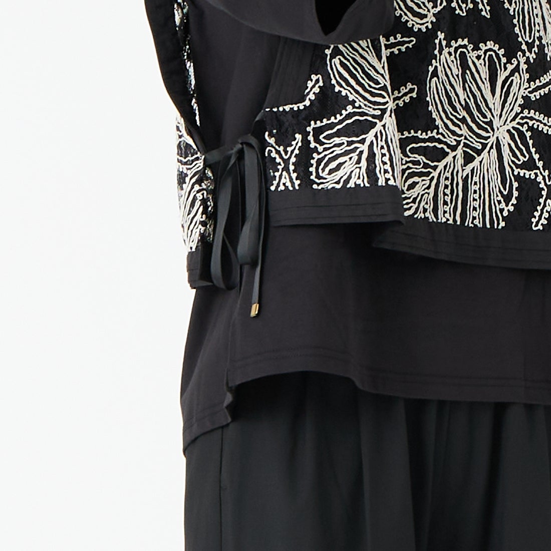 DIGNITE COLLIER [ディニテコリエ] レースベスト [80267107] 004 ﾌﾞﾗｯｸ &&モデル身長：162cm 着用サイズ：F&&