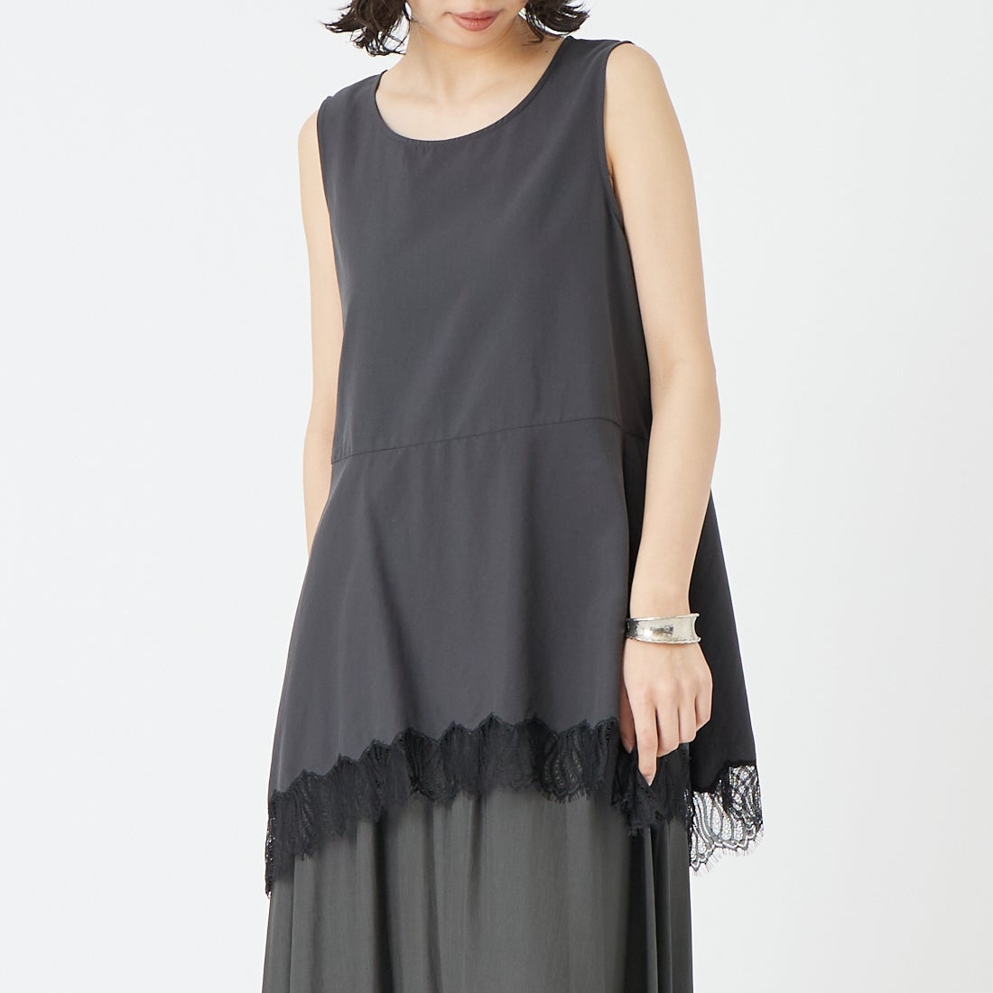 CHIGNON [シニヨン] ヘムレースサテンタンクトップ [1561-061NH] BLACK &&モデル身長：162cm 着用サイズ：F&&