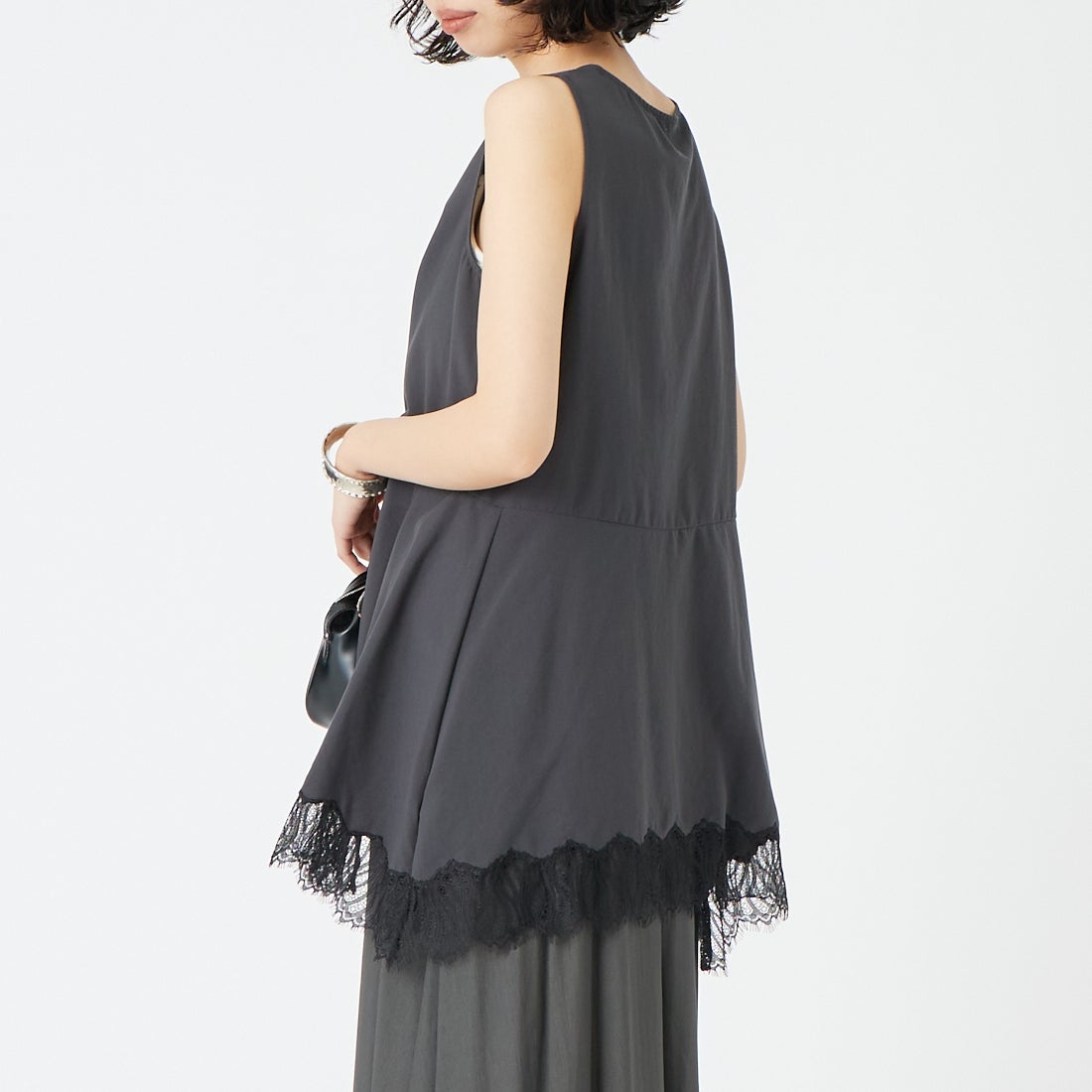 CHIGNON [シニヨン] ヘムレースサテンタンクトップ [1561-061NH