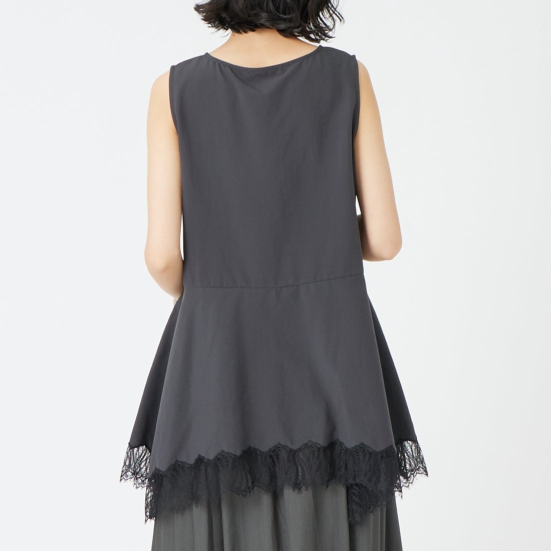 CHIGNON [シニヨン] ヘムレースサテンタンクトップ [1561-061NH] BLACK &&モデル身長：162cm 着用サイズ：F&&