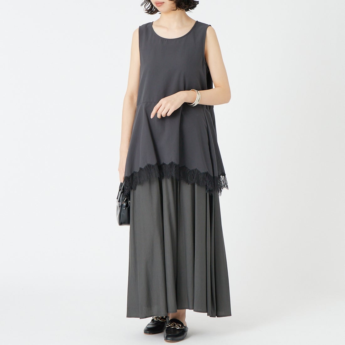 CHIGNON [シニヨン] ヘムレースサテンタンクトップ [1561-061NH] BLACK &&モデル身長：162cm 着用サイズ：F&&