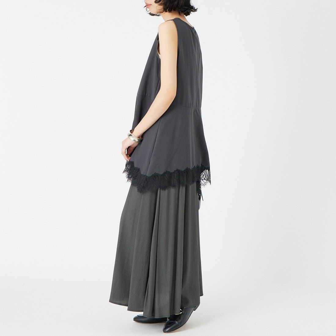 CHIGNON [シニヨン] ヘムレースサテンタンクトップ [1561-061NH] BLACK &&モデル身長：162cm 着用サイズ：F&&シニヨン] ヘムレースサテンタンクトップ [1561-061NH]